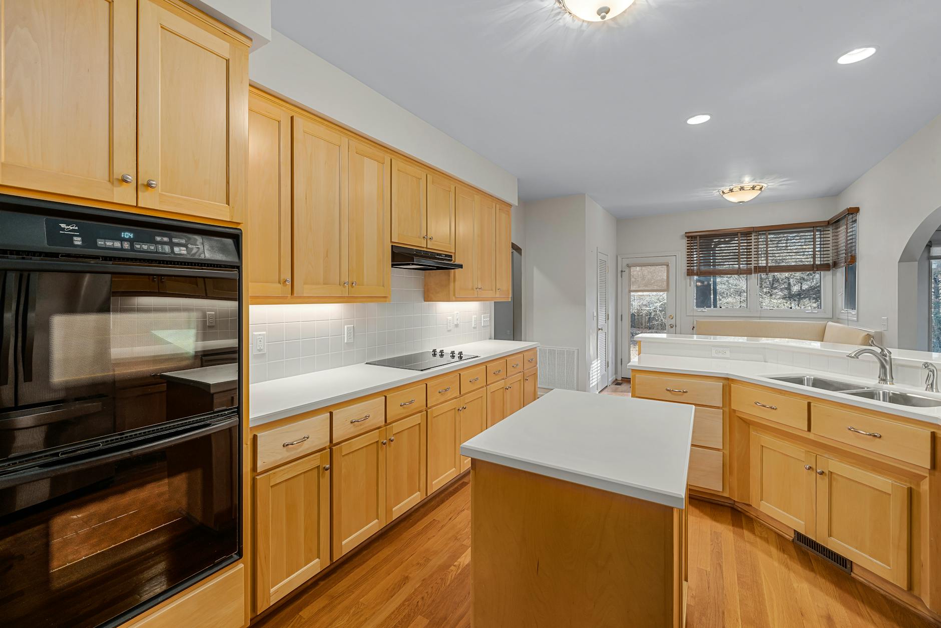 Massivholzküche aus Eiche mit Granitarbeitsplatte